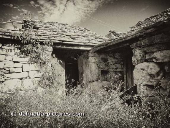 http://www.dalmatia-pictures.com/wp-content/uploads/2012/02/001_Loznice_old_stone_house.jpg