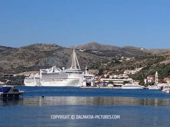 http://www.dalmatia-pictures.com/wp-content/uploads/2012/02/002_Dubrovnik.jpg