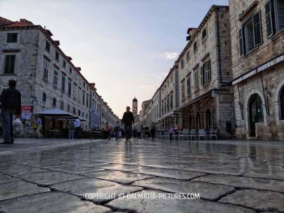 http://www.dalmatia-pictures.com/wp-content/uploads/2012/02/012_Dubrovnik.jpg