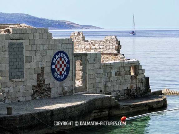 http://www.dalmatia-pictures.com/wp-content/uploads/2012/03/Komiza_011.jpg
