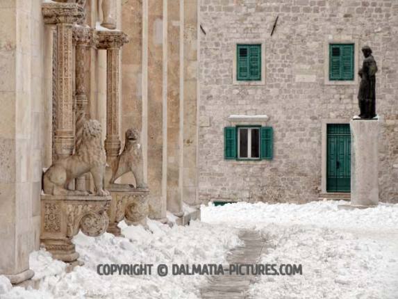 http://www.dalmatia-pictures.com/wp-content/uploads/2012/03/Sibenik_snijeg_008.jpg