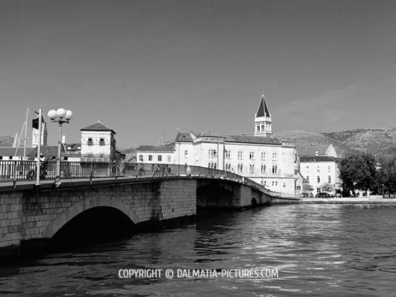 http://www.dalmatia-pictures.com/wp-content/uploads/2012/03/Trogir_BW_001.jpg