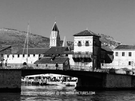 http://www.dalmatia-pictures.com/wp-content/uploads/2012/03/Trogir_BW_017.jpg