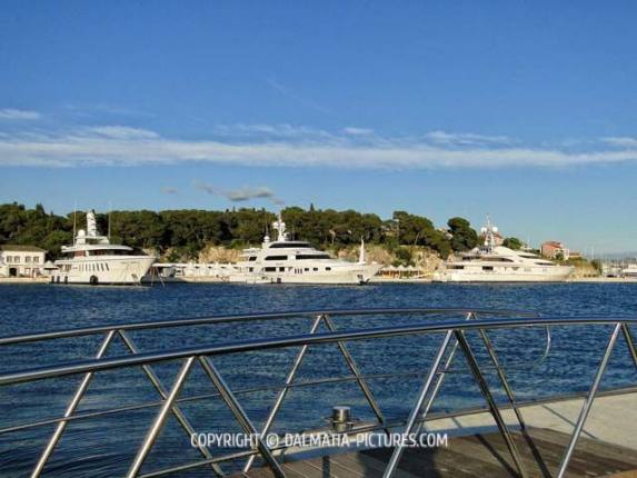 http://www.dalmatia-pictures.com/wp-content/uploads/2012/05/002_adriatic_boat_show_2012.jpg