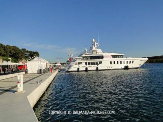 http://www.dalmatia-pictures.com/wp-content/uploads/2012/05/006_adriatic_boat_show_2012.jpg