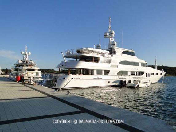 http://www.dalmatia-pictures.com/wp-content/uploads/2012/05/009_adriatic_boat_show_2012.jpg