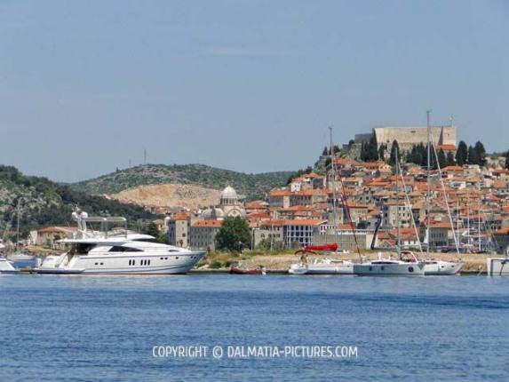 http://www.dalmatia-pictures.com/wp-content/uploads/2012/05/010_adriatic_boat_show_2012.jpg