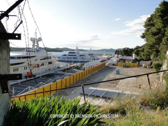 http://www.dalmatia-pictures.com/wp-content/uploads/2012/05/015_adriatic_boat_show_2012.jpg