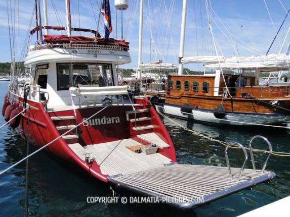 http://www.dalmatia-pictures.com/wp-content/uploads/2012/05/017_adriatic_boat_show_2012.jpg