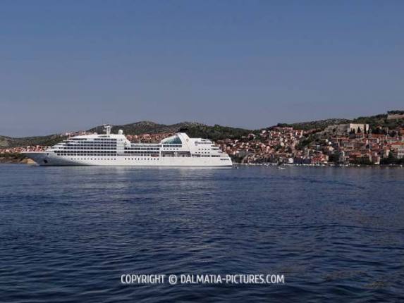 http://www.dalmatia-pictures.com/wp-content/uploads/2012/11/sibenik_seabourn_odyssey_004.jpg