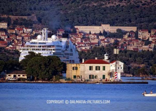 http://www.dalmatia-pictures.com/wp-content/uploads/2012/11/sibenik_seabourn_odyssey_009.jpg