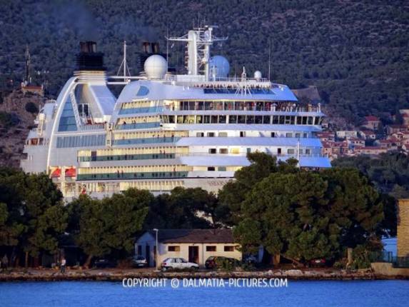 http://www.dalmatia-pictures.com/wp-content/uploads/2012/11/sibenik_seabourn_odyssey_011.jpg