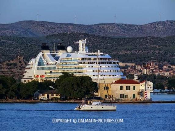 http://www.dalmatia-pictures.com/wp-content/uploads/2012/11/sibenik_seabourn_odyssey_012.jpg